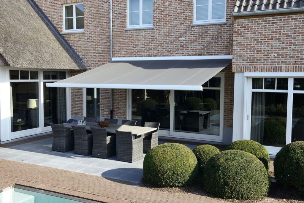 Brustor-B24-Kroezon-Zonwering-Knikarmscherm006