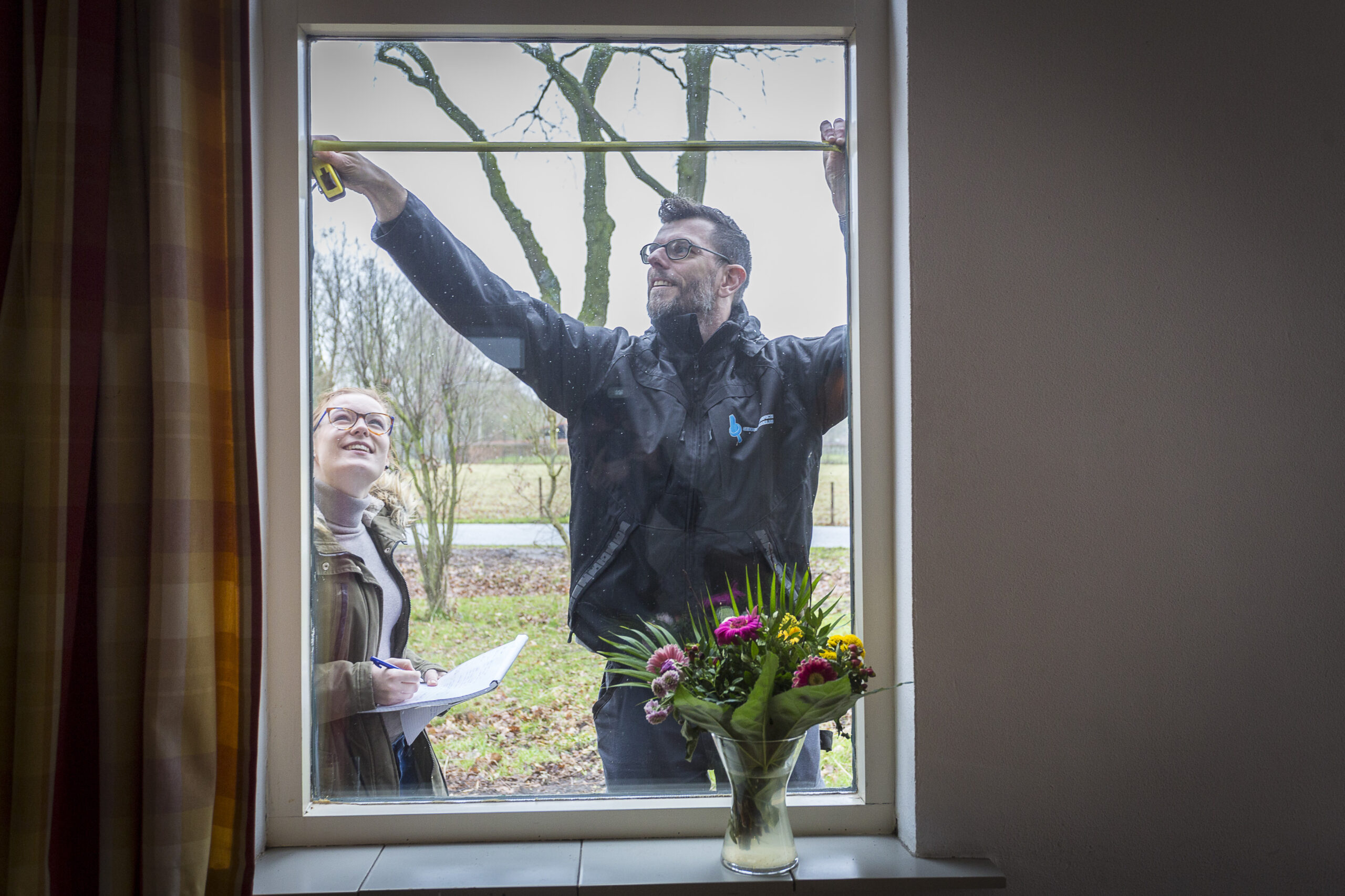 Gemeente biedt Energiescans aan voor particulieren, dit is de eerste die uitgevoerd wordt.

Bewoonster Anne Visser en klimaatadviseur